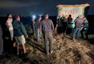 Jeudi 24 septembre, aux Essarts. Des adhérents FNSEA et JA du canton d'Auneau mobilisés pour dénoncer la faiblesse du gouvernement dans sa réponse à la crise.