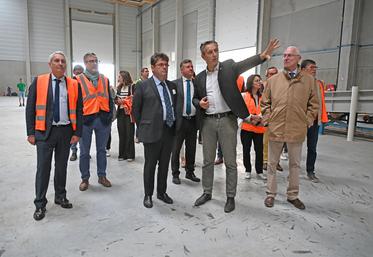 Jeudi 24 septembre, à Aulnoy. Le préfet de région, Georges-François Leclerc, a visité l'usine Planète chanvre, ici guidé par son président Franck Barbier. 