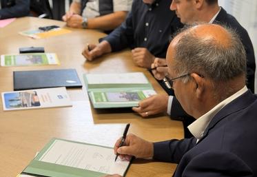 Lundi 28 septembre, à Orléans. La charte sur la circulation des engins agricoles a été signée en présence de Valentin Caron, président de la chambre d’Agriculture du Loiret.