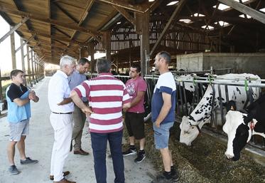 Vendredi 25 septembre, à Savigny-sur-Braye. Christophe Marion, député du Vendômois, est venu à la rencontre d'éleveurs sur l'exploitation de la Templerie.