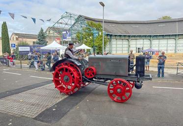 Dimanche 20 septembre, à Chartres. Le tracteur Renault 301H gazogène de 1940 a fait ses premiers tours de roues devant le Compa.