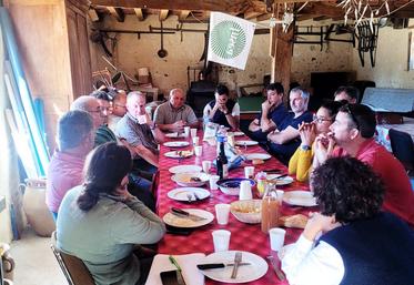 Mardi 22 septembre, à Pierrefitte-ès-Bois. La FNSEA 45 a réuni une quinzaine d’agriculteurs pour un moment convivial et d’échanges autour des réalités du terrain.