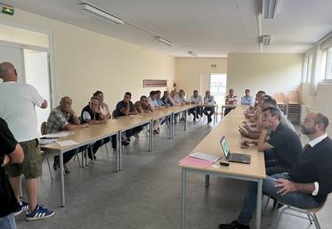 Lundi 28 septembre, à Saint-Arnoult (Yvelines). L'Union des syndicats agricoles de Saint-Arnoult a tenu une réunion d'information.
