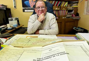 Pour définir la zone dans laquelle il peut forer, Michel Boniface se réfère à sa bible : la carte hydrogéologique du BRGM.