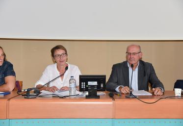 Mardi 22 septembre, à Chartres. L'assemblée générale d'AS 28, présidé par Bertrand Le Bris (à d.), est l'occasion de présenter sa nouvelle directrice, Martine Dubin, aux adhérents.