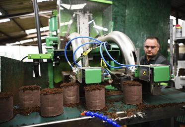 Crespières (Yvelines), jeudi 1er octobre. Le réseau Synfolia a inauguré son innovation Synfoplant, une machine qui permet d'éliminer les traditionnels godets en plastique.