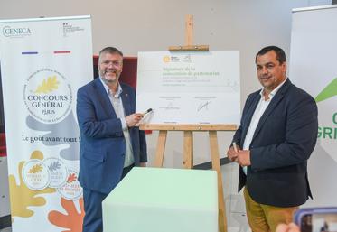 Vendredi 18 septembre, à Chartres. Les présidents du Département, Christophe Le Dorven (à g.), et de la chambre d'Agriculture, Yohann Serreau, ont signé leur convention de partenariat.