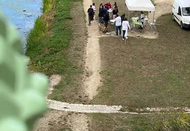 Dimanche 11 octobre, à Briare. Une quarantaine de participants se sont mobilisés pour une marche solidaire à l’initiative de la FNSEA 45, dans le cadre d’Octobre rose.