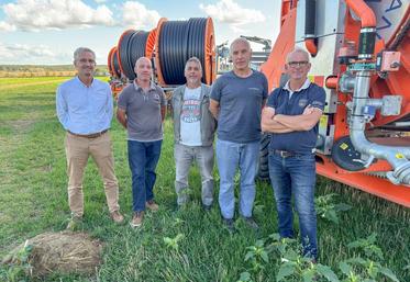 Jeudi 1er octobre, à Cloyes-les-Trois-Rivières. Mathieu de Pibrac, Bertrand Boniteau, Éric Bourgeois, Guillaume Boniteau et Vincent Clichy (de g. à d.) s'expriment au nom d'une quinzaine d'irrigants concernés.
