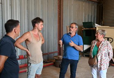 Lundi 14 septembre, à Chambon-sur-Cisse. Lors d'une visite d'Agglopolys, son président, Christophe Degruelle, et son vice-président à l'agriculture, Éric Peschard, ont échangé avec Victor Fouchault, exploitant agricole.
