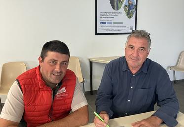 Gilles Leroux, président de l'AS Val de Loire, et Fabien Bourgueil, président de JA 41, ont signé conjointement un renouvellement de partenariat entre le syndicat et l'association de comptabilité et gestion.