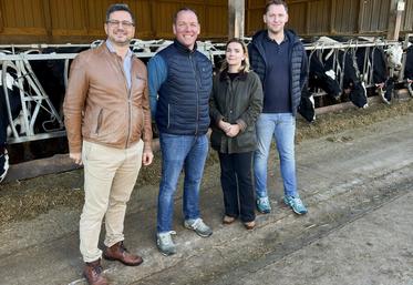 Vendredi 16 octobre, à Boissy-lès-Perche. Marco Mandrillo est le responsable marketing d'Andros Foodservice, Jérôme Chapon préside l'APL2A, Justine Rousseau fait le lien entre les éleveurs et Andros, Anthony Chapon est l'éleveur qui reçoit tout le monde (de g. à d.).