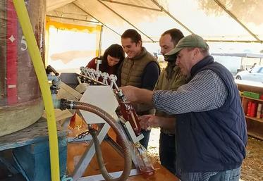 Les 17 et 18 octobre à Cléry-Saint-André, les Jeunes agriculteurs de Loire Beauce tenaient le stand de jus de pomme. 