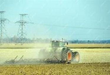 En France, environ 70 % des 100 000 kilomètres de lignes électriques aériennes traversent des parcelles agricoles.
