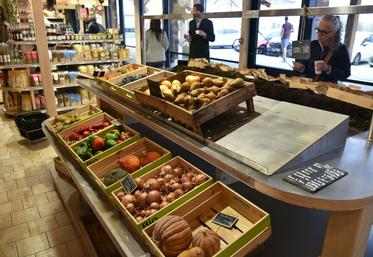 Pensées comme un véritable marché couvert, les halles des Jardins du Loiret font la part belle aux produits locaux et aux savoir-faire des producteurs du territoire.