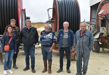 À Faverelles, lundi 19 octobre. Frédérique Toussaint, Willem Boode, Mickaël Bedu, Rémi Toussaint et Manuel Leteur (de g. à d.) se sont réunis pour évoquer les conséquences de la sécheresse sur leurs exploitations et l’alimentation des troupeaux.