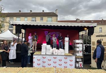 Meaux, samedi 10 octobre. Avant la vente au profit des Restos du cœur, les éclairs présentés devant la scène mettaient les papilles en émoi.