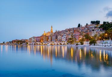 Vue sur la vieille ville de Menton, en Provence-Alpes-Côte d’Azur.
