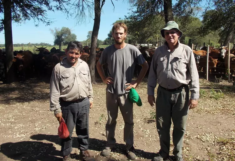 De gauche à droite : Carlos Ruiz, chargé de troupeau, Julien Listello et son père Sergio Listello, chef de l'exploitation.