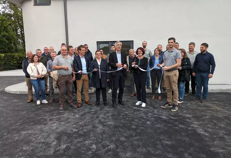 Personnel de la minoterie de Courçon inaugurant le nouveau moulin