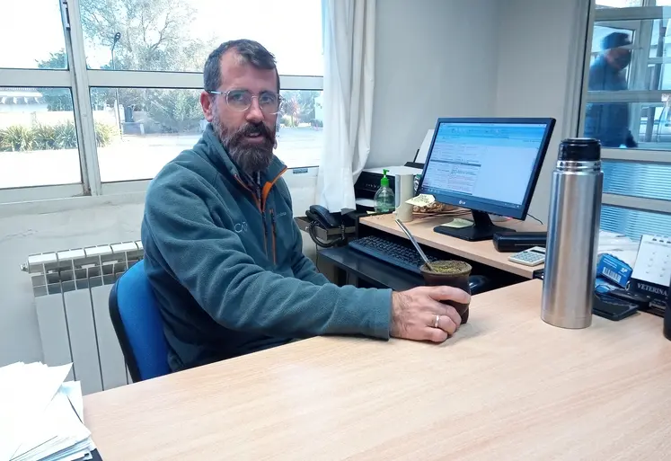 Portrait de Gonzalo Rodera, conseiller au sein de la Coopérative agricole de Tres Arroyos, assis à son bureau