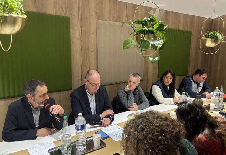 Mathieu Dauphin (Génésis), Pierre Toussaint (Axéréal), Thomas Monville (Axéréal), Wassila Riah-Anglet (UniLaSalle) et Fabien May (agriculteur) lors de la conférence de presse sur le projet Arpège d'Axéréal au Salon de l'Agriculture le 24 février 2025