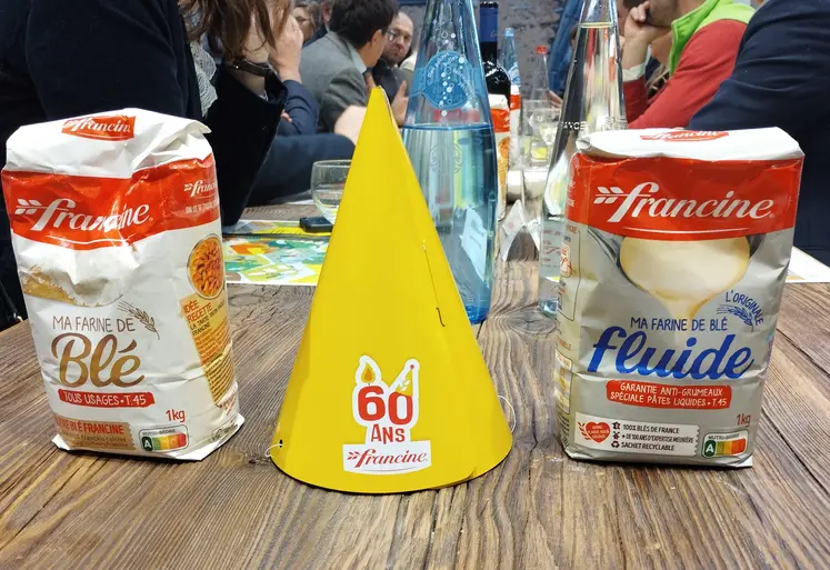 Deux paquets de farine de la marque Francine posés sur un table pendant le salon de l'agriculture SIA 2025