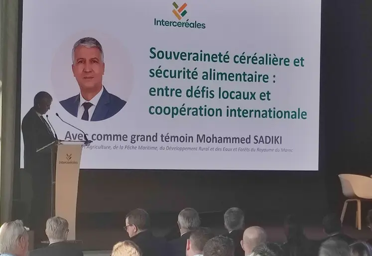 L'ancien ministre du Maroc fait un discours en public lors de la sixième Matinée Export & Bourse de l’Exécution