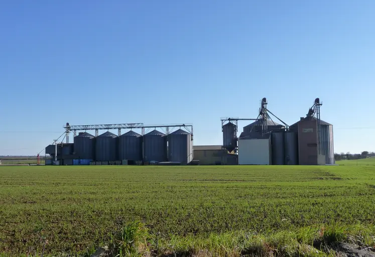 Silos de stockage au milieu d'un champ.