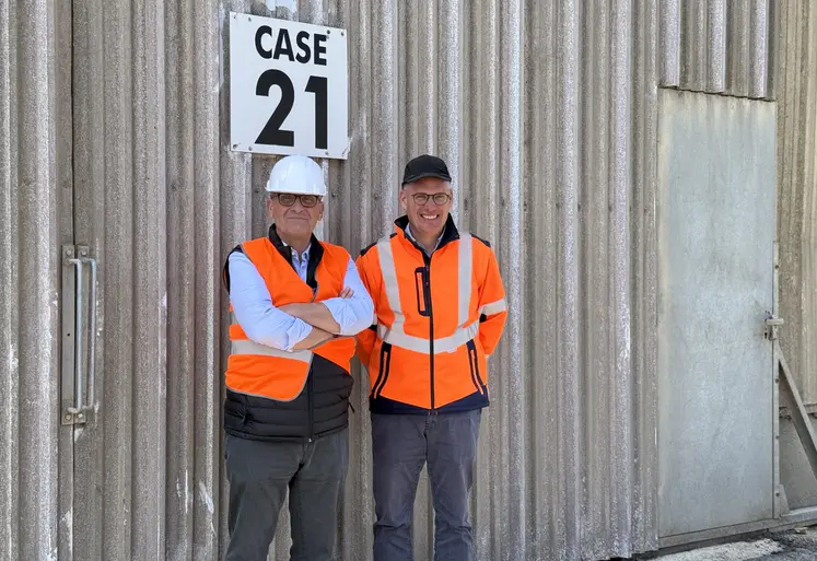 De gauche à droite, Christophe Michaut, market manager acidifiant et aquaculture de Vitalac Biotech, et Jean-Baptiste Leménager, responsable d’exploitation de Sea Invest à Montoir-de-Bretagne.