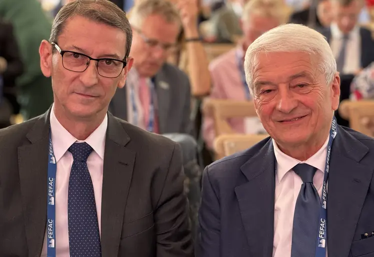 Les présidents de la Fefac (Pedro Cordero), à gauche, et d’Assalzoo (association de référence de l’industrie italienne de l’alimentation animale), Silvio Ferrai, à droite.