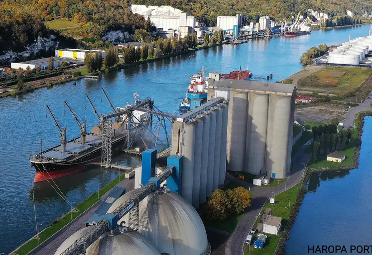 Installations portuaires à Rouen, avec un navire à quai.