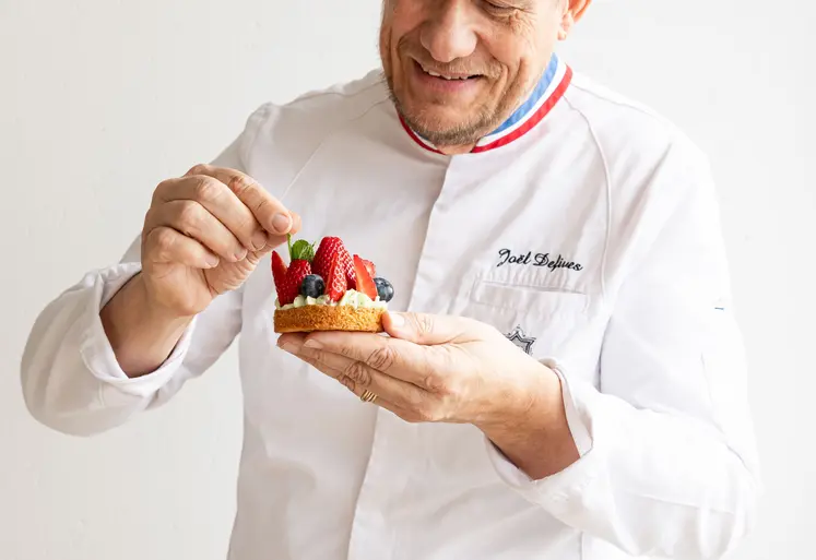 Boulanger Joël Defives avec une pâtisserie à base de blé dur Panzani solutions