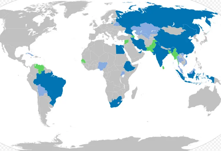 La nouvelle carte mondiale du bloc des pays Brics + ou aspirants, d’une manière ou d’une autre, à le rejoindre. Légende : en bleu foncé, les membres ; en bleu clair, les pays partenaires (Belarus, Bolivie, Cuba, Kazakhstan, Malaisie, Nigeria, Thaïlande, Ouganda, Ouzbékistan, Vietnam) ; en vert, les pays candidats (Azerbaïdjan, Bangladesh, Myanmar, Pakistan, Sénégal, Sri Lanka, Syrie et Venezuela). A noter que l’Argentine, l’Algérie ou encore la Turquie ne rentrent dans aucune de ces catégories.