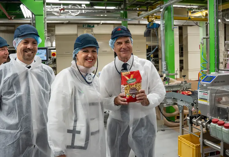 Annie Genevard et Albert Mathieu, président-directeur-général de Panzani, lors de la visite de la ministre dans l'usine de Marseille