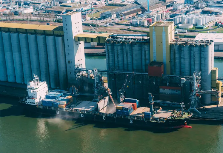 Silo Sénalia de la Presqu'île Elie sur le port de Rouen.