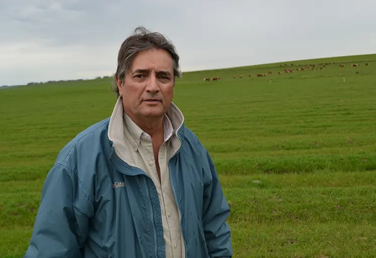 Gédéon Pereira, le vice-président de la Confédération nationale agricole brésilienne, sur le pont des silos de sa vaste ferme de Bagê, au Rio Grande do Sul.
