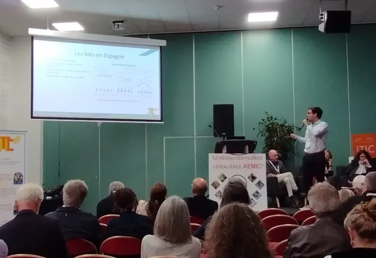 Photo d'un intervenant lors d'une conférence sur le réchauffement climatique lors des JTIC 2025