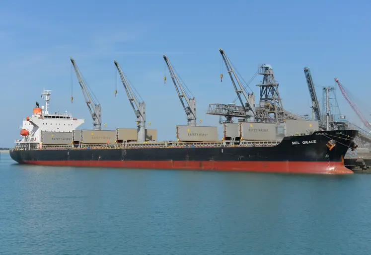 Navire céréalier accosté au quai Lombard sur la Port de La Rochelle-Pallice.