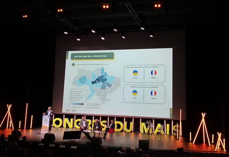 Olivier Antoine, expert associé au club Demeter, intervient lors d'une conférence de l'assemblée générale maïs semences à Orléans le 19 novembre 2025