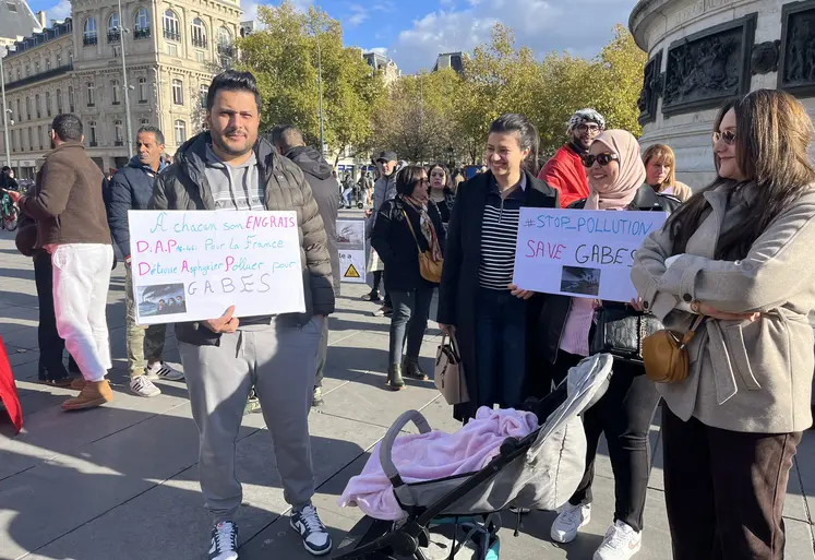 manifestants tunisiens avec pancartes réclamant la fermeture des usines de phosphate à Gabès à Paris le 26 octobre 2025