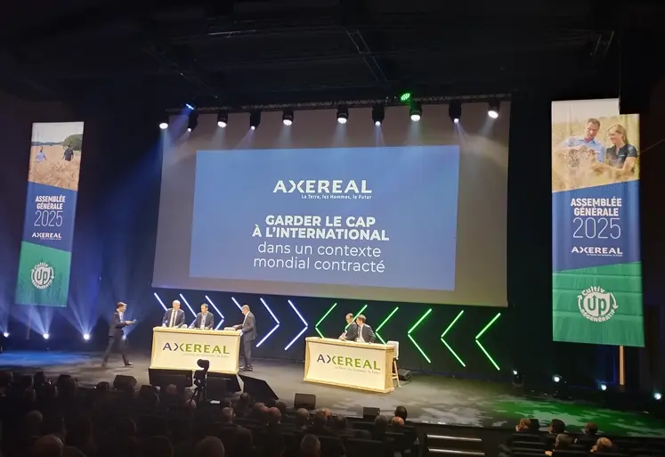 Photo de la scène avec des intervenants sur la scène lors de l'assemblée générale d'Axéréal 2025 le 9 décembre à Orléans