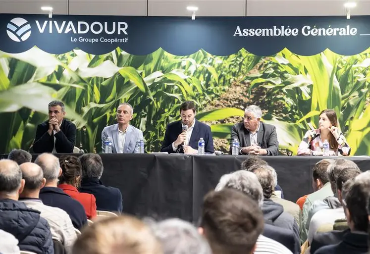 Tribune avec dirigeants du groupe coopératif Vivadour lors de l'assemblée générale 2025.