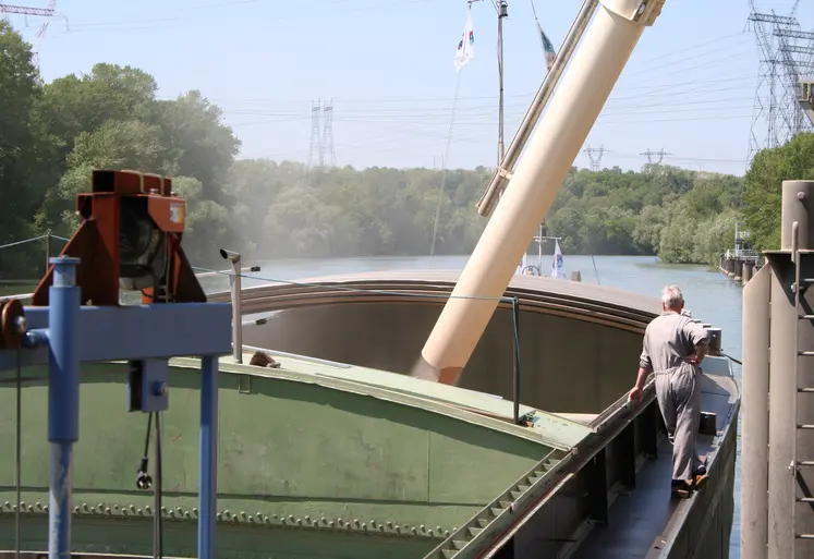 Photo d'un chargement de blé sur une péniche sur la Seine