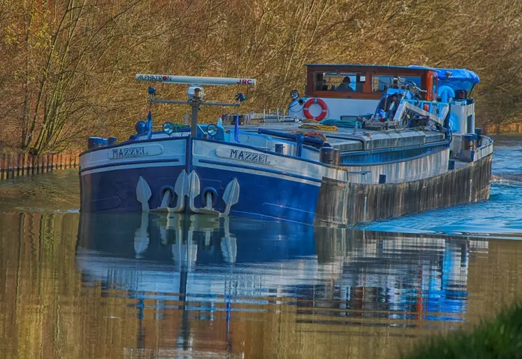 <em class="placeholder">péniche sur l'eau</em>