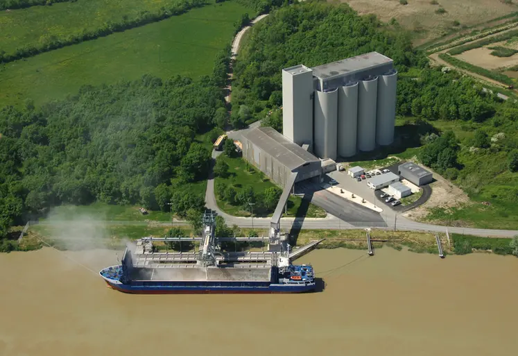 <em class="placeholder">Navire à quai, devant le silo portuaire de Sica Atlantique à Tonnay-Charente.</em>