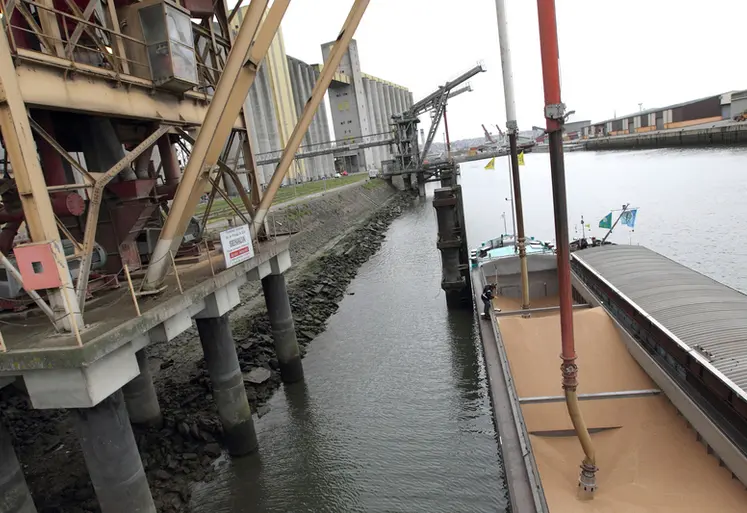 <em class="placeholder">Chargement d'une péniche avec du blé dans le terminal portuaire Senalia de Rouen. Transport fluvial et maritime des matières premières agricoles. Commerce du grain. ...</em>