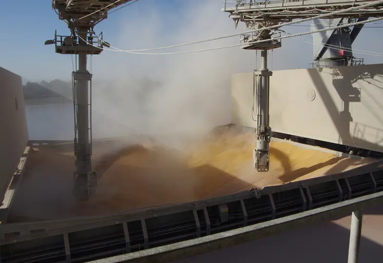 <em class="placeholder">Chargement de grains dans la cale d'un navire.</em>