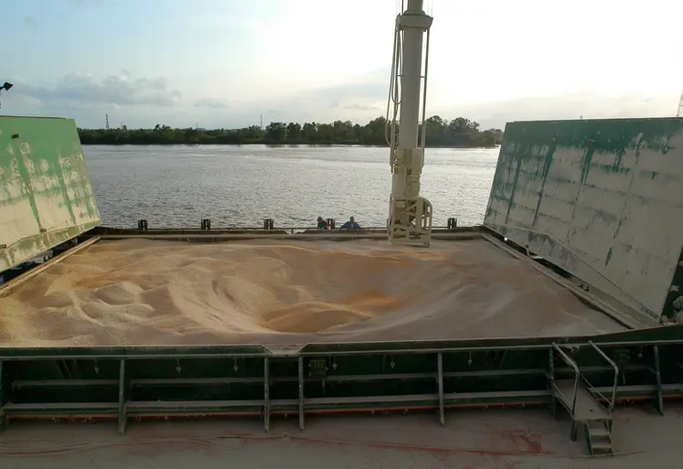 <em class="placeholder">Fin de chargement de 15 000 t. de maïs sur le cargo Portugais le ROS. Cale avant fermeture. Bateau accosté devant le quai des silos InVivo, au port de Bassens sur la ...</em>