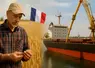 À gauche, un agriculteur français observe des épis de blé dans un champ où flotte le drapeau tricolore ; à droite, un cargo est en cours de chargement de céréales au port. 